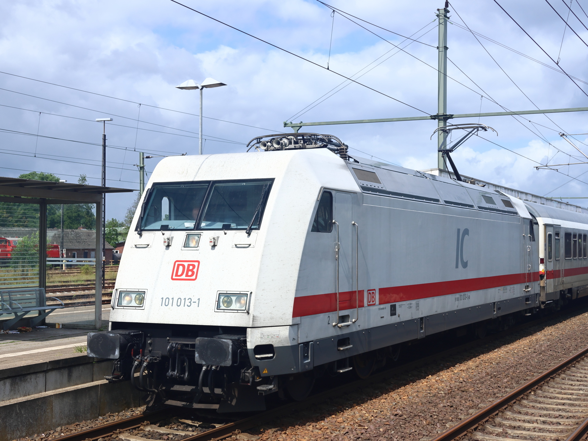 Baureihe 101 der |DBAG| mit |IC| im |Bf| @aiz; in |IC|-Lackierung