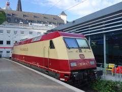 Baureihe 101 der |DBAG| mit |IC| in @kk; in Rheingold-Lackierung