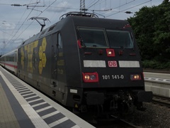 Baureihe 101 der |DBAG| mit |IC| bei der Durchfahrt im |Bf| @kkas; mit Werbelackierung 'DB-Azubis gegen Hass und Gewalt'