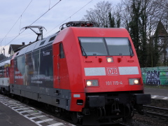 Baureihe 101 der |DBAG| mit |EC| im |Bf| @kkow; mit Werbelackierung 'BahnBonus'