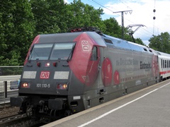 Baureihe 101 der |DBAG| mit |IC| bei der Durchfahrt im |Bf| @kks; mit Werbelackierung 'Eintracht Frankfurt'