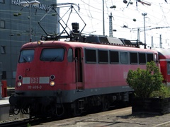 Baureihe 110 der |DBAG| mit Doppelstockwagen bei der Einfahrt in @ff;