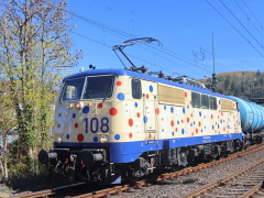 Baureihe 111 von smart rail mit Güterzug im |Bf| @ebz;