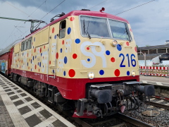 Baureihe 111 von smart rail mit Güterzug bei der Durchfahrt im |Bf| @kbb;
