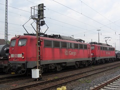 2x Baureihe 140 der |DBAG| mit Güterzug im |Bf| @kand;