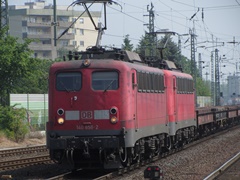 2x Baureihe 140 der |DBAG| mit Güterzug bei der Durchfahrt im |Bf| @kdo;