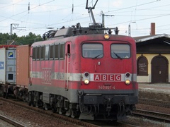 Baureihe 140 der |ABEG| mit Güterzug bei der Durchfahrt im |Bf| @lk;