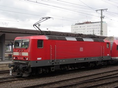 Baureihe 143 der |DBAG| mit Doppelstockwagen in @kko;