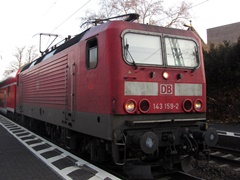 Baureihe 143 der |DBAG| mit Doppelstockwagen im |Bf| @kli;