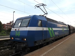 Baureihe 145 der |NIAG| mit Güterzug bei der Durchfahrt im |Bf| @kkol;