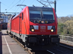 Baureihe 147 der |DBAG| mit Doppelstockwagen im |Bf| @ebz;