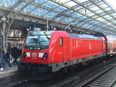 Baureihe 147 der |DBAG| mit Doppelstockwagen in @kk;