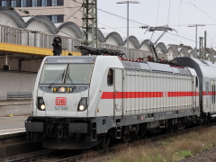 Baureihe 147 der |DBAG| in |IC|-Lackierung mit |IC2| (TWINDEXX-Wagen) in @kko;