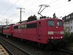 Baureihe 151 der |DBAG| mit Güterzug bei der Durchfahrt im |Bf| @kkol;