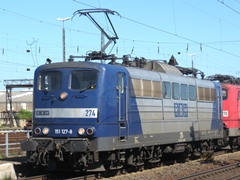 Baureihe 151 von |RBH| Logistics mit Güterzug bei der Durchfahrt im |Bf| @kne;