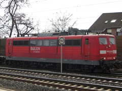 Baureihe 151 der |DBAG| mit Güterzug bei der Durchfahrt nahe des |Hp| @kspi;