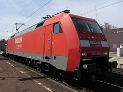 Baureihe 152 der |DBAG| mit Güterzug bei der Durchfahrt im |Bf| @hebg;