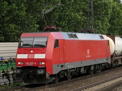 Baureihe 152 der |DBAG| mit Güterzug bei der Durchfahrt im |Bf| @kks;