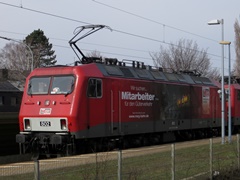 Baureihe 156 der |MEG| mit Güterzug bei der Durchfahrt im |Bf| @knd;