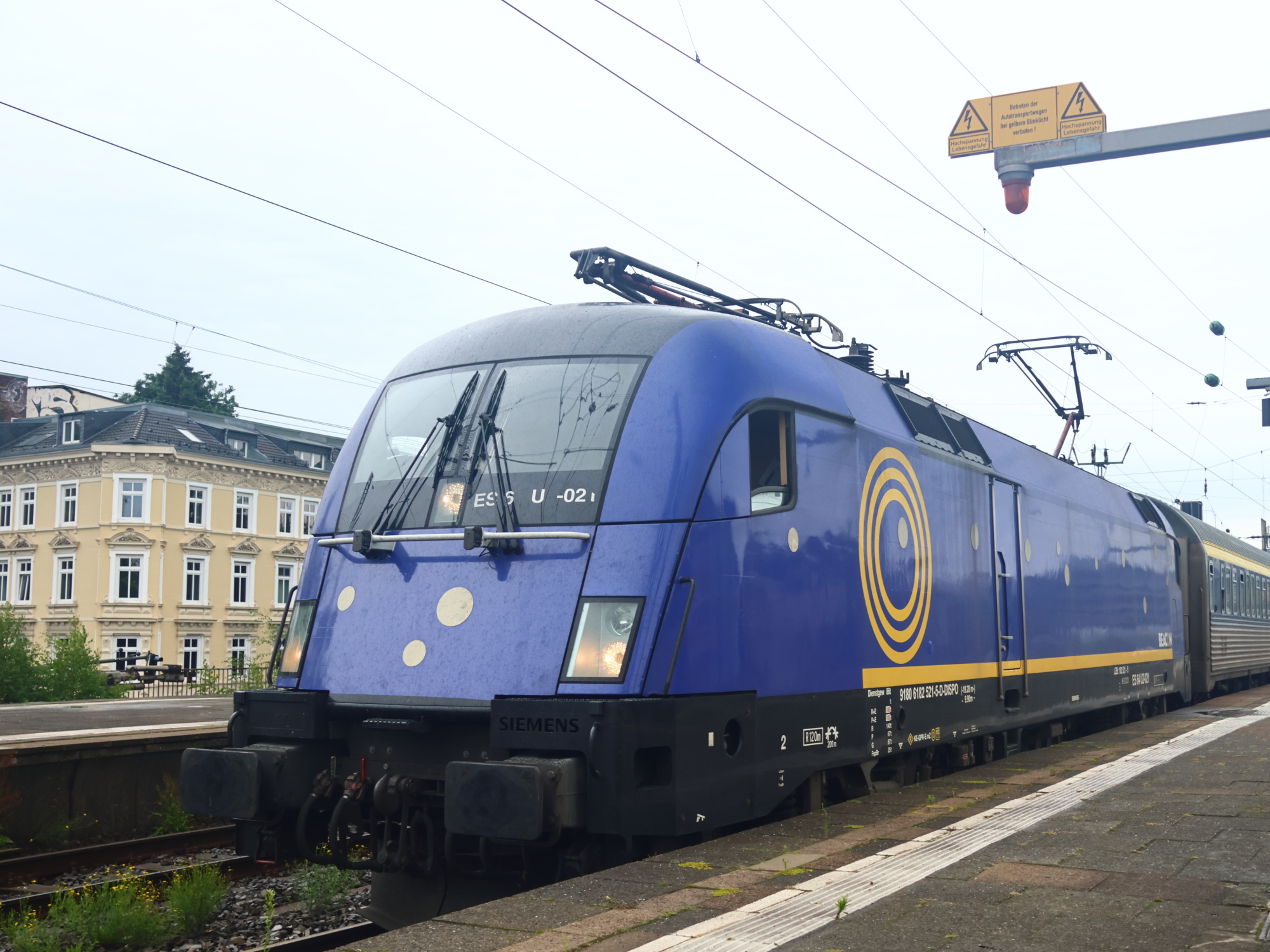 Baureihe 182 von Beacon mit Urlaubs-Express im |Bf| @aa;