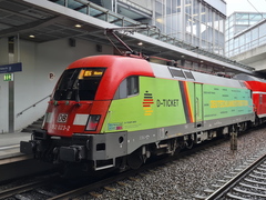 Baureihe 182 der |DBAG| mit Doppelstockwagen im |Bf| @bpaf; mit Werbelackierung 'Deutschlandticket'