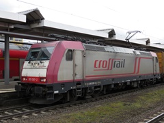 Baureihe 185 von Crossrail mit Güterzug bei der Durchfahrt in @kko;