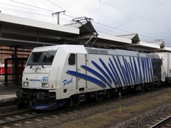 Baureihe 185 von Lokomotion mit Güterzug bei der Durchfahrt in @kko;