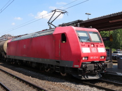 Baureihe 185 der |DBAG| mit Güterzug im |Bf| @kkow;