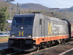 Baureihe 185 von Hectorrail mit Güterzug im |Bf| @kkow;