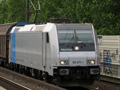 Baureihe 185 von Railpool mit Güterzug bei der Durchfahrt im |Bf| @kks;