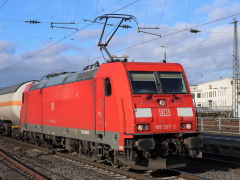 Baureihe 185 der |DBAG| mit Güterzug im |Bf| @kne;