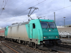 Baureihe 185 von Alpha Trains mit Güterzug im |Bf| @kne;