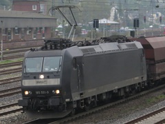 Baureihe 185 von |MRCE| mit Güterzug bei der Durchfahrt im |Bf| @kre;