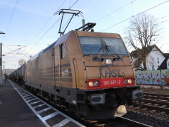 Baureihe 185 von HSL Logistik mit Güterzug im |Bf| @kun;