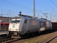 Baureihe 186 der |RBP| mit Güterzug in @kko;