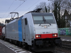 Baureihe 186 von Railpool mit Güterzug im |Bf| @kkow;