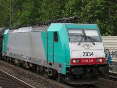 Baureihe 186 von Alpha Trains mit Güterzug bei der Durchfahrt im |Bf| @kks;