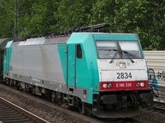 Baureihe 186 von Alpha Trains mit Güterzug im |Bf| @kks;