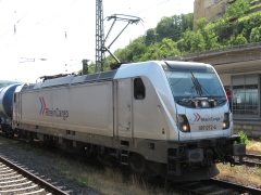 Baureihe 187 von RheinCargo mit Güterzug in @kko;