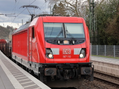 Baureihe 187 der |DBAG| mit Güterzug im |Bf| @kli;
