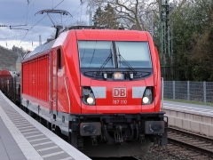 Baureihe 187 der |DBAG| mit Güterzug im |Bf| @kli;