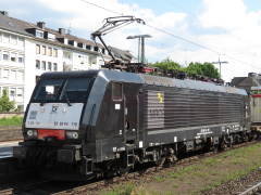 Baureihe 189 von |MRCE| mit Güterzug in @kko;