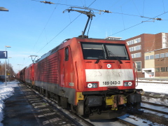 2x Baureihe 189 der |DBAG| mit Güterzug im |Bf| @kkow;