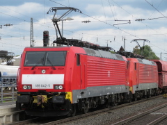2x Baureihe 189 der |DBAG| mit Güterzug in |Bf| @kne;