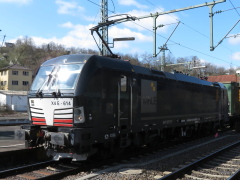 Baureihe 193 von |MRCE| mit Güterzug bei der Durchfahrt im |Bf| @ebz;
