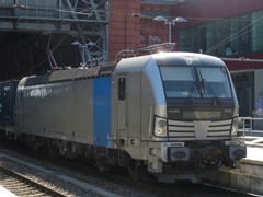 Baureihe 193 von Railpool mit Güterzug bei der Durchfahrt in @hb;