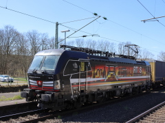 Baureihe 193 von |SBB| Cargo International mit Güterzug im |Bf| @kau;