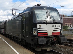 Baureihe 193 von |MRCE| mit Güterzug bei der Durchfahrt in @kbop;