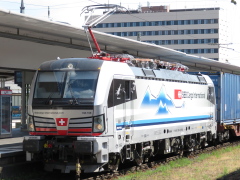 Baureihe 193 von |SBB| Cargo mit Güterzug bei der Durchfahrt in @kko;