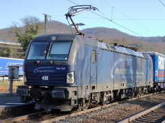 Baureihe 193 von FRACHTbahn mit Güterzug im |Bf| @kkow;